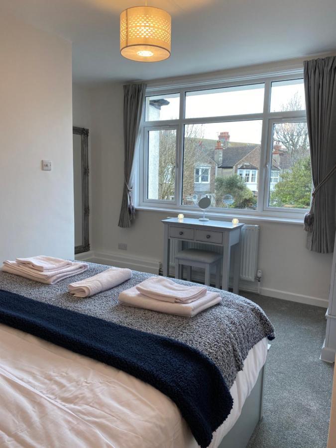 Worthing Beach 180 - 2 Bed Seafront Apartment With Private Parking Eksteriør billede