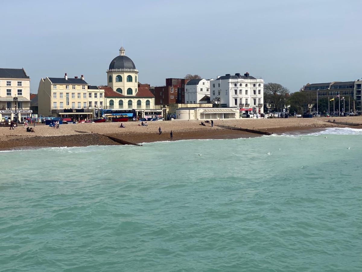 Worthing Beach 180 - 2 Bed Seafront Apartment With Private Parking Eksteriør billede