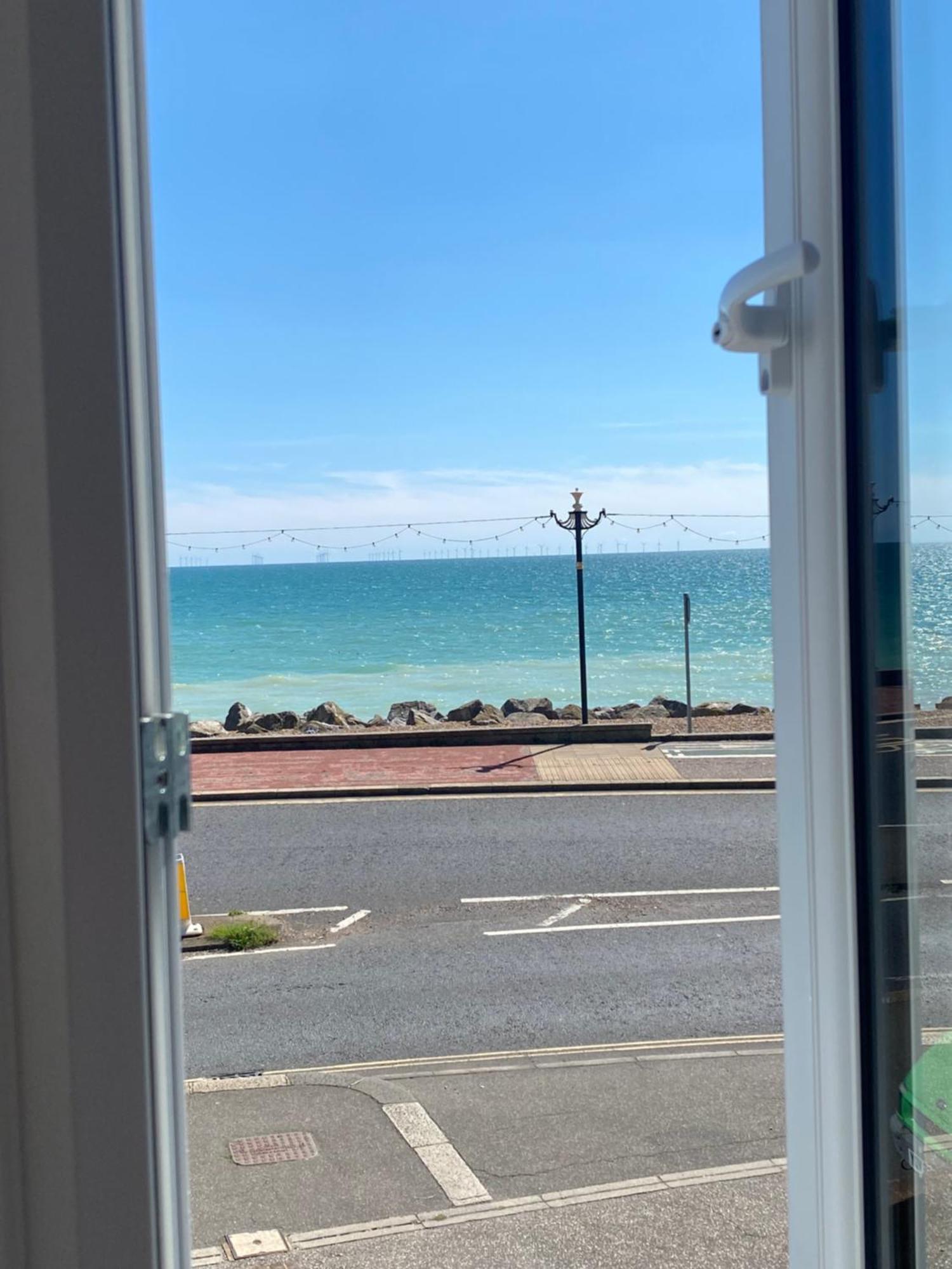 Worthing Beach 180 - 2 Bed Seafront Apartment With Private Parking Eksteriør billede